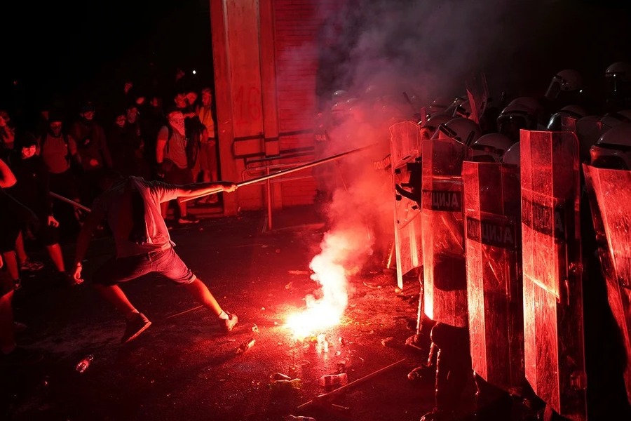 Ψήφισμα‑ράπισμα του Ευρωκοινοβουλίου για τη Σερβία: Κατάλυση της δημοκρατίας η καταστολή των διαδηλώσεων κατά της διαφθοράς