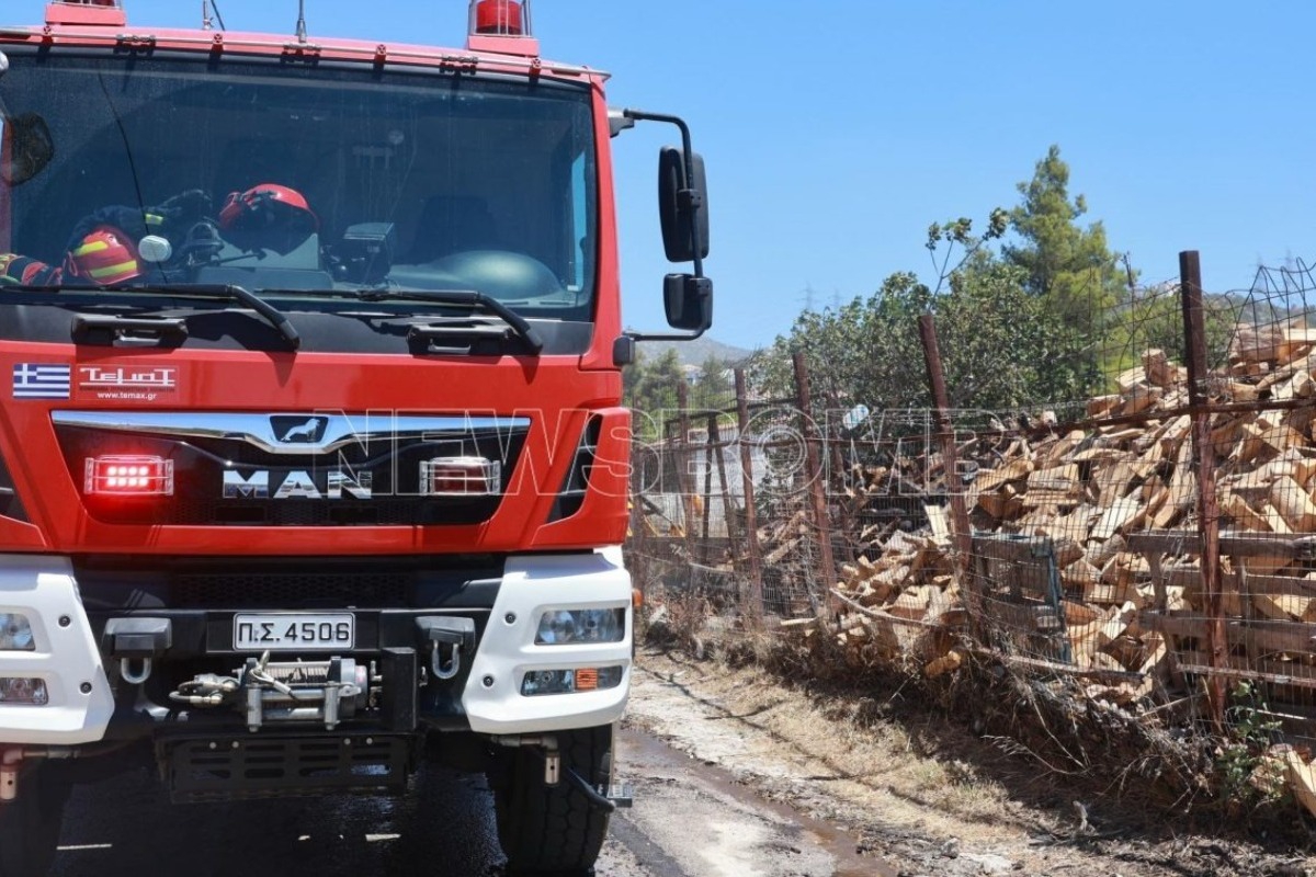 Φωτιά στο Χαλάνδρι ‑ Στις φλόγες αποθήκη ξυλείας