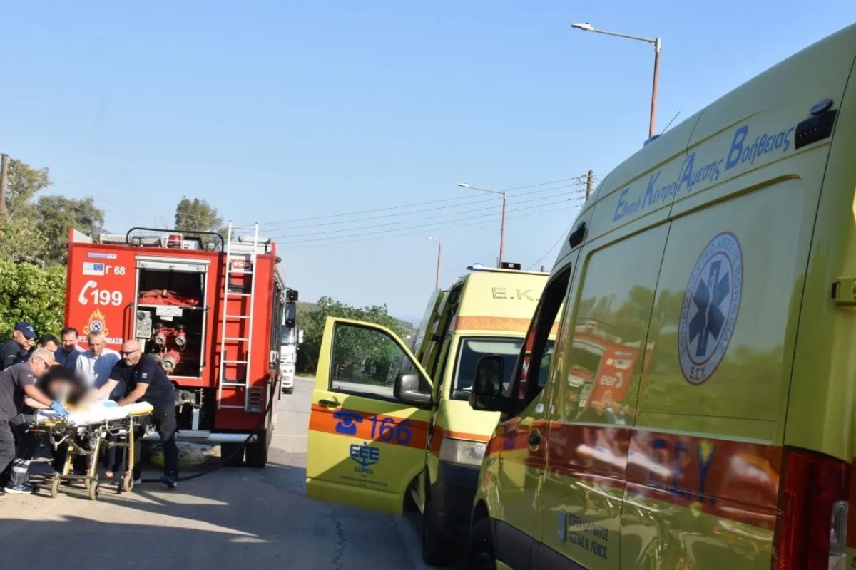 Πυροσβεστικό όχημα συγκρούστηκε με ΙΧ στην Κερατέα ‑ Νεκρή μια 61χρονη