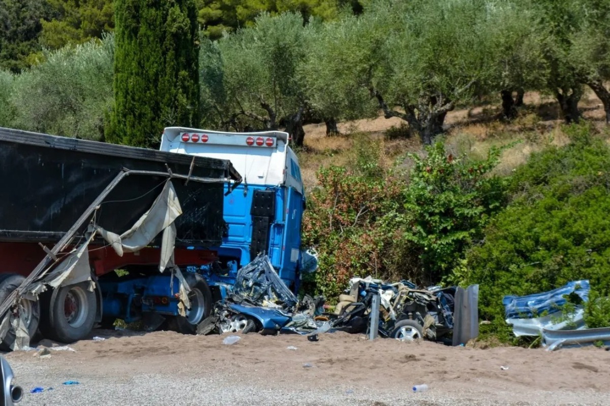 Ελεύθερος με περιοριστικούς όρους ο oδηγός της νταλίκας μετά το πολύvεκρo τρoχαίο στη Μεσσηνία