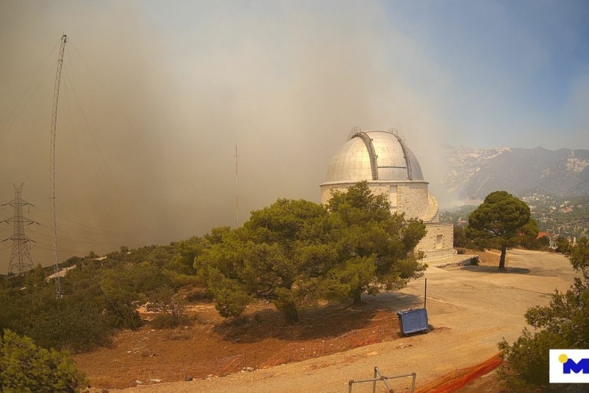 Καίγεται ο περίβολος στο Αστεροσκοπείο Πεντέλης