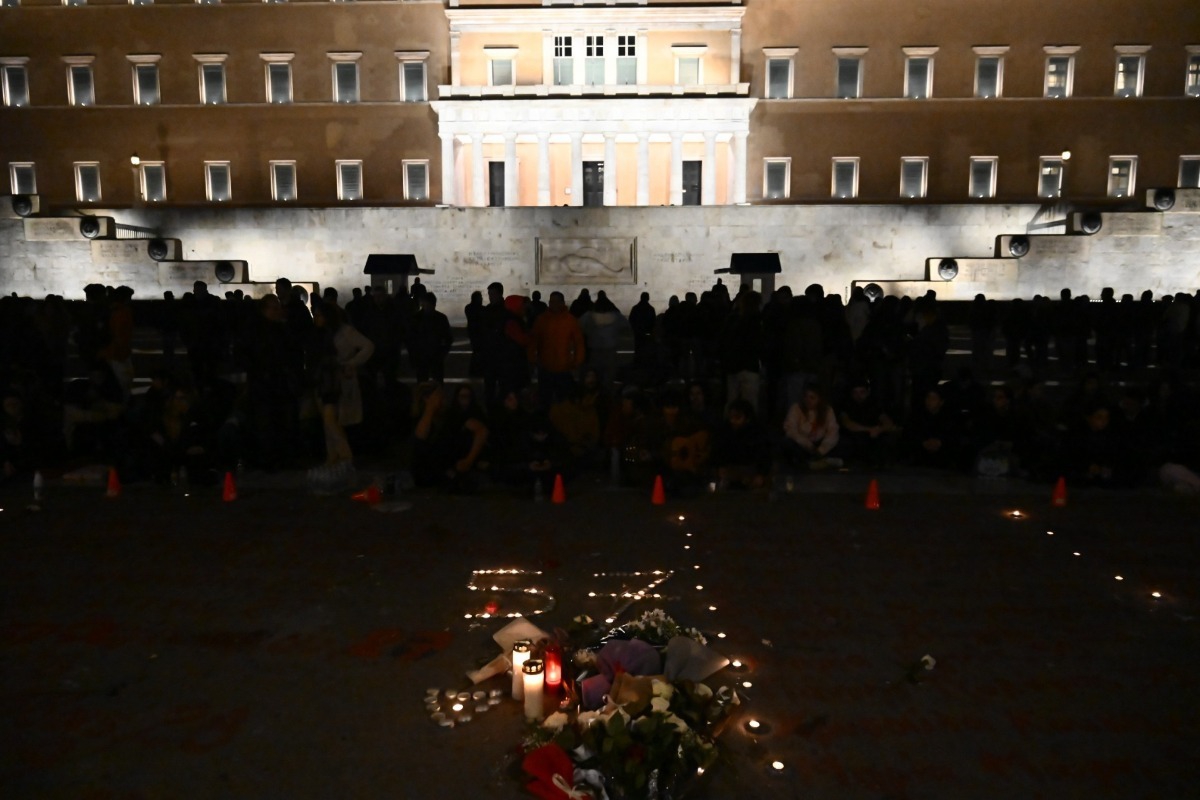 Τέμπη: Καθιστική διαμαρτυρία με κεριά στο Σύνταγμα το βράδυ του Σαββάτου