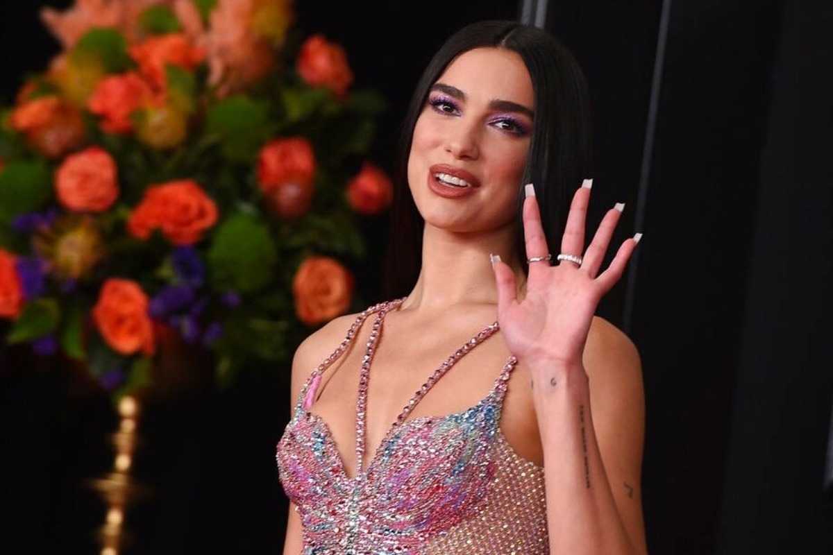 Dua Lipa: Ο viral χορός με μπουκάλι στο κεφάλι για τα 30ά γενέθλιά της και το πάρτι στην Ίμπιζα