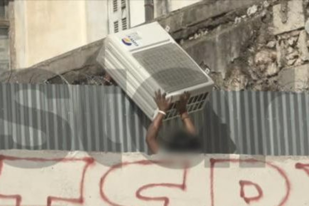 Ομόνοια: Η στιγμή που κλέφτες «ξηλώνουν» κλιματιστικό από ταράτσα κτηρίου