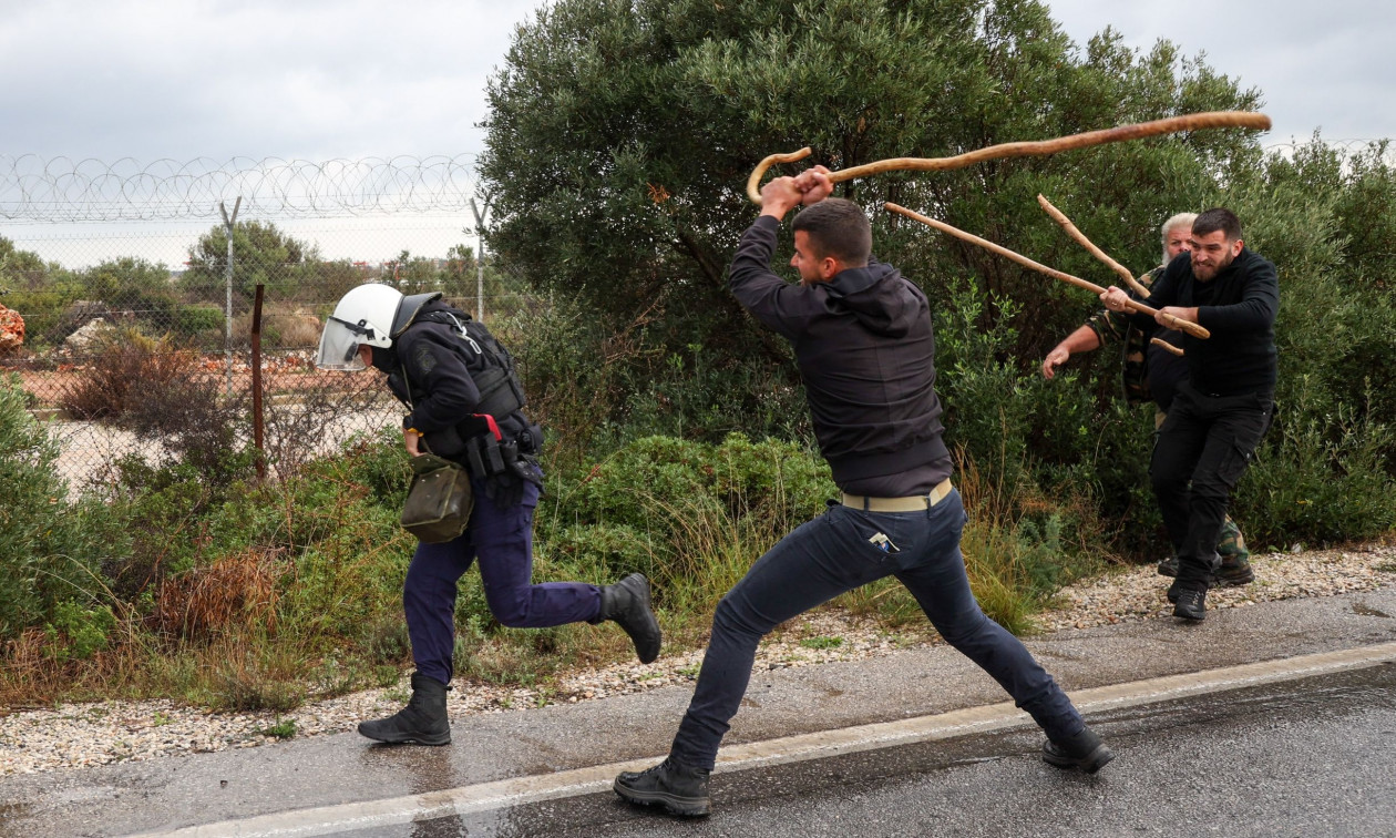 Αγρότης κατά αστυνομικού με την... κατσούνα ‑ Η φωτογραφία από τα Χανιά που έγινε viral