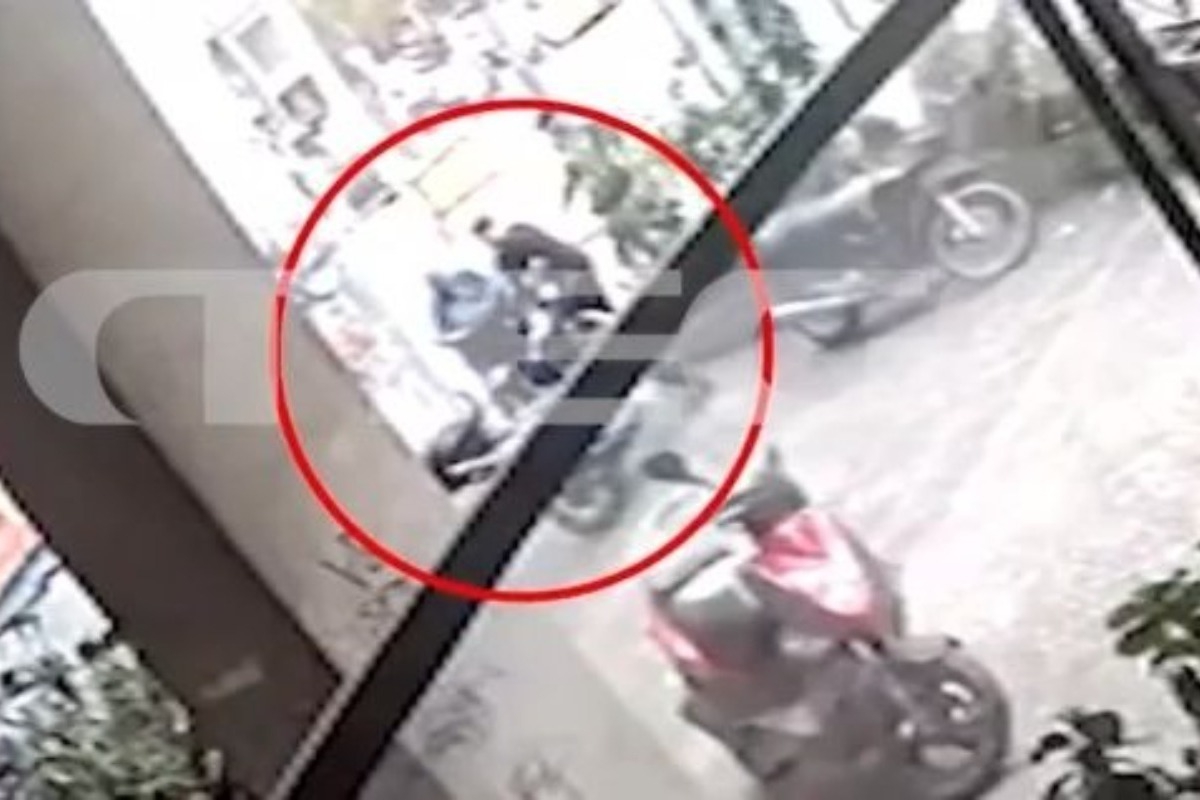 Ομόνοια: Βίντεο ντοκουμέντο από τη στιγμή που οι εργαζόμενοι μεταφέρουν τη σορό του άστεγου