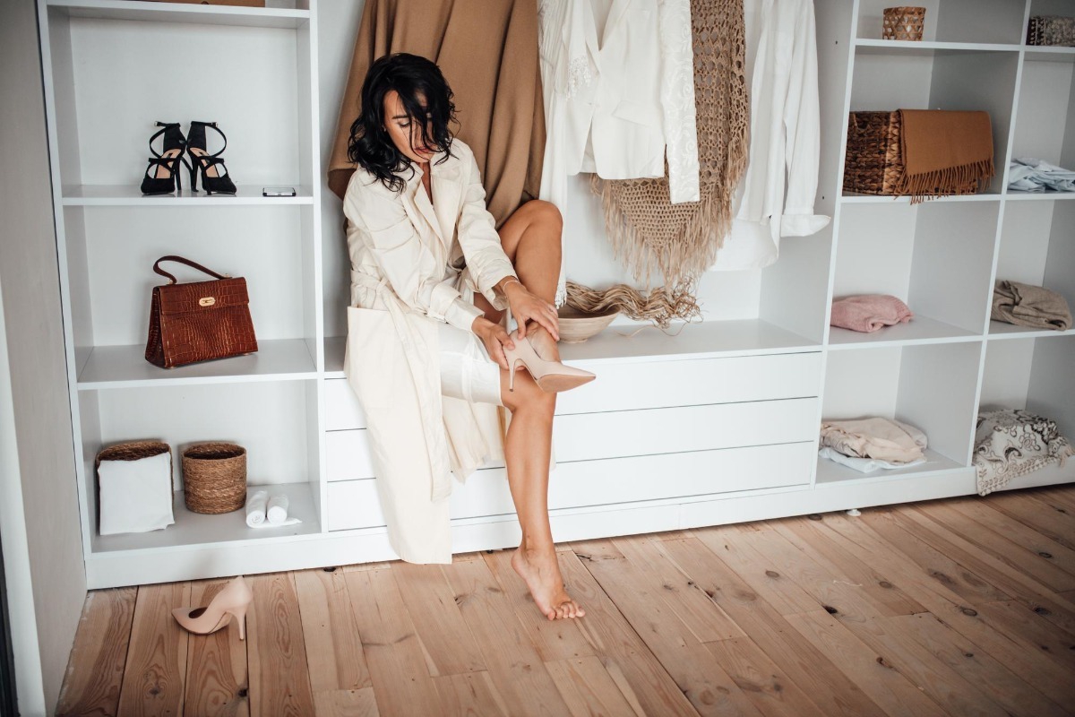 Χάνεις μισό χρόνο από τη ζωή σου μόνο για να διαλέξεις τι θα φορέσεις; Δες γιατί – και πώς να το αλλάξεις!