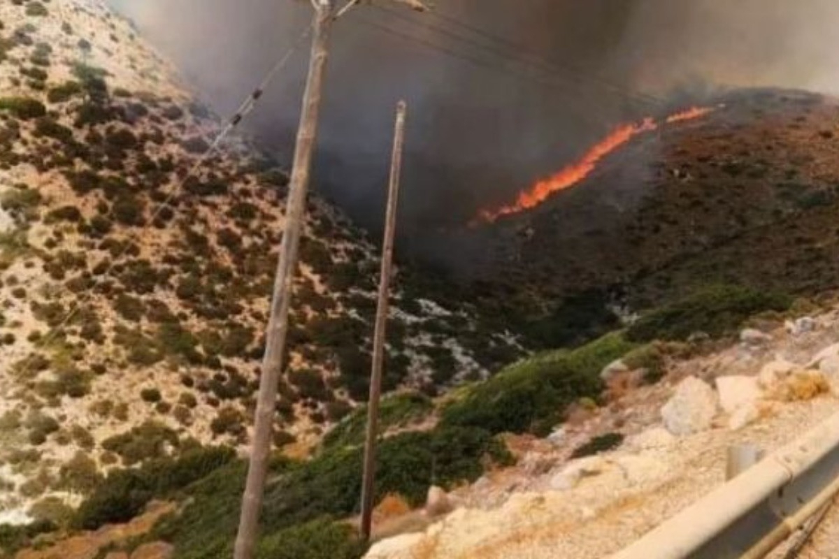 Φωτιά στην Ικαρία: Εκκενώσεις με πλωτά του Λιμενικού Σώματος ‑ Μαίνεται το μέτωπο