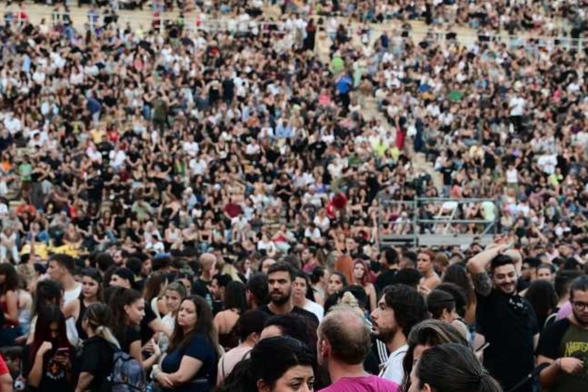 Συναυλία για Τέμπη: Κατάμεστο το Καλλιμάρμαρο, σείστηκε στο σύνθημα «Το έγκλημα αυτό δε θα ξεχαστεί»