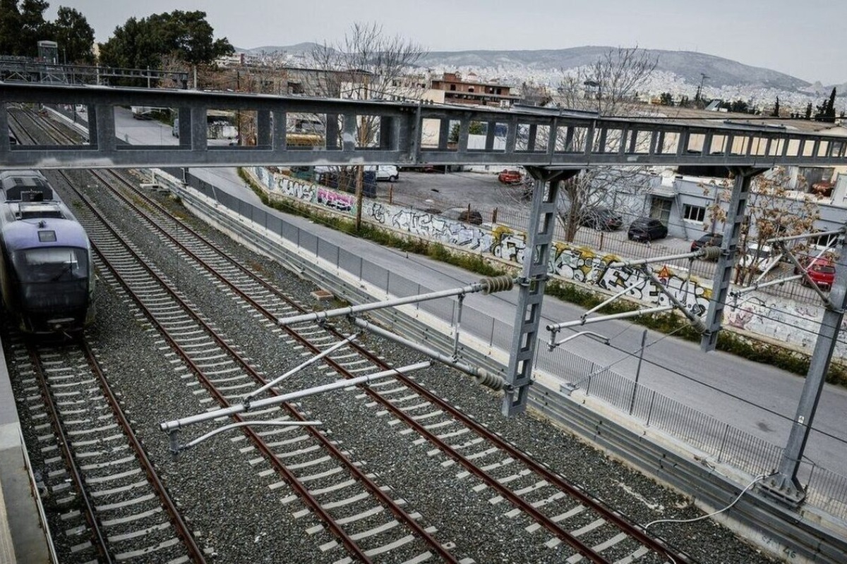 Αυλίδα: Τρένο γεμάτο επιβάτες συγκρούστηκε με φορτηγό