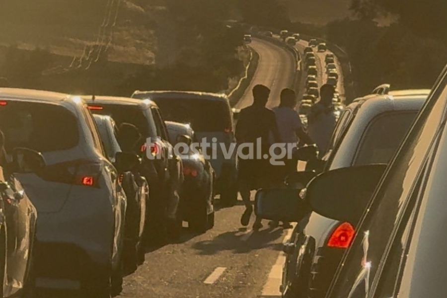 Θεσσαλονίκη: Νεαροί βγήκαν από τα αυτοκίνητά τους και έτρεχαν στη μέση του δρόμου σε εθνική οδό