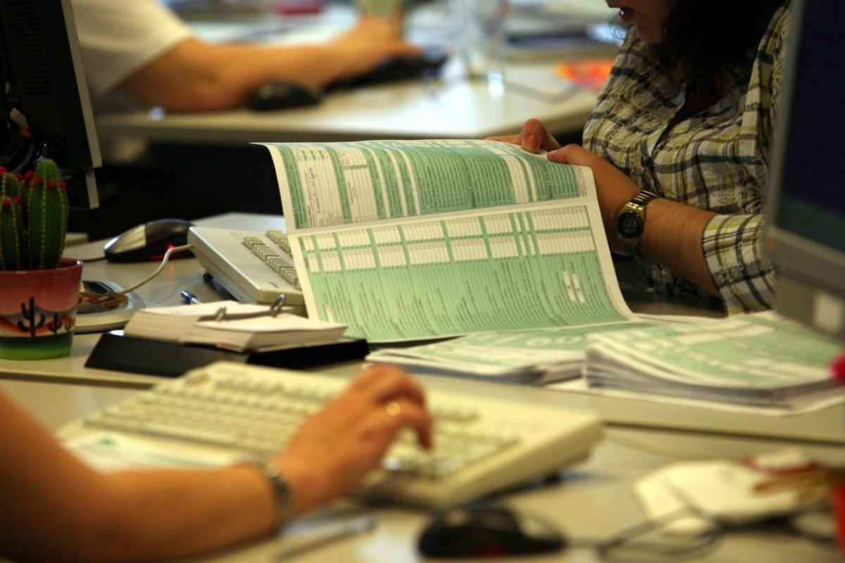 Εφορία: Η μισή Ελλάδα χρωστάει ‑ «Κυνήγι» με τηλέφωνα και SMS