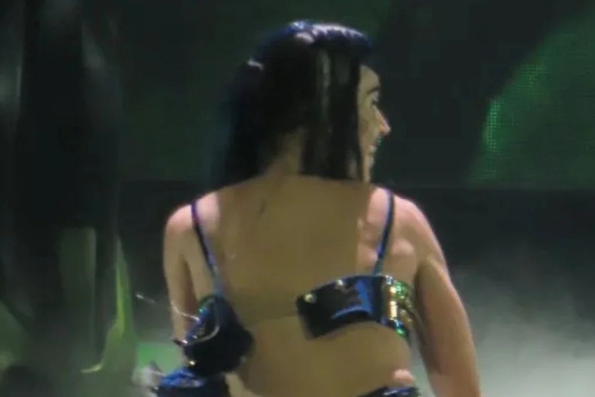 Katy Perry: Έσπασε το σουτιέν της σε συναυλία ‑ «Δεν πληρώσατε αρκετά για να με δείτε γυμνή»