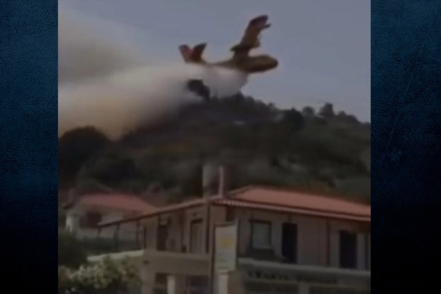 Βίντεο: Πυροσβεστικό αεροσκάφος βρήκε σε δέντρο κατά τη διάρκεια της κατάσβεσης