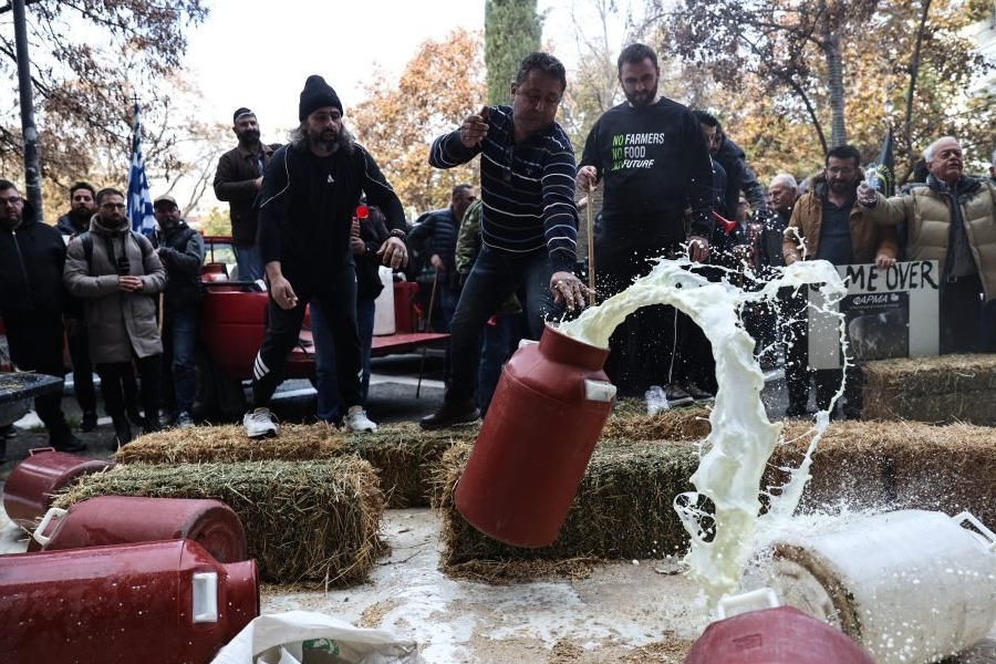 «Ντροπή τους, μας πετάνε ψίχουλα» – Νέες εικόνες από την οργισμένη διαμαρτυρία αγροτών και κτηνοτρόφων στη Λάρισα