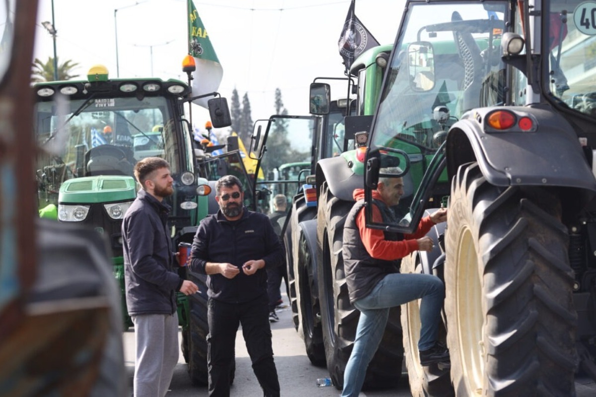 Επεισόδια με δακρυγόνα στην Καρδίτσα στο μπλόκο των αγροτών