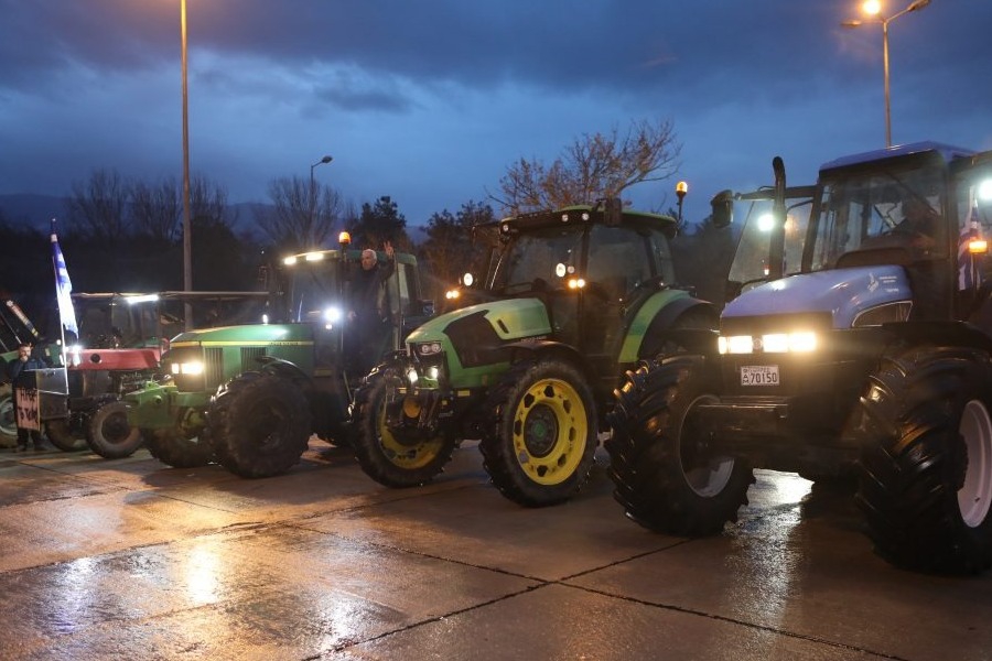 «Χριστούγεννα και Πάσχα εδώ θα είμαστε»: Κλιμακώνονται οι αγροτικές κινητοποιήσεις
