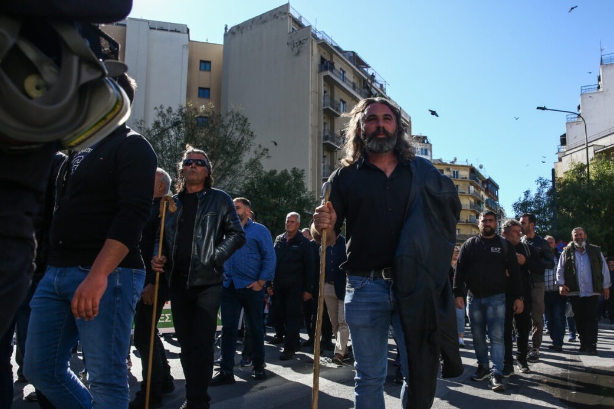 Απόβαση αγροτών και κτηνοτρόφων στο κέντρο της Αθήνας: Συγκέντρωση στο υπουργείο Αγροτικής Ανάπτυξης