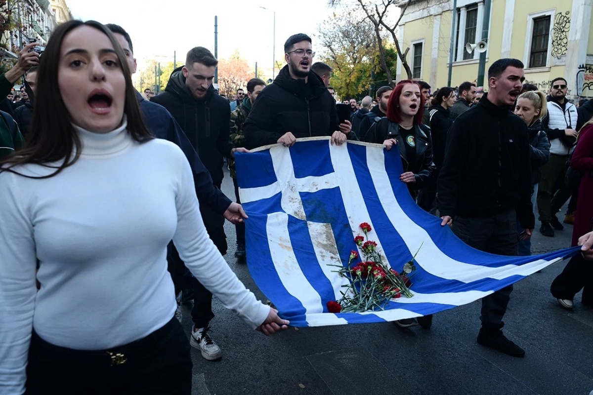 Στην αμερικανική πρεσβεία κατευθύνεται η αιματοβαμμένη σημαία του Πολυτεχνείου – Στις 113 οι προσαγωγές