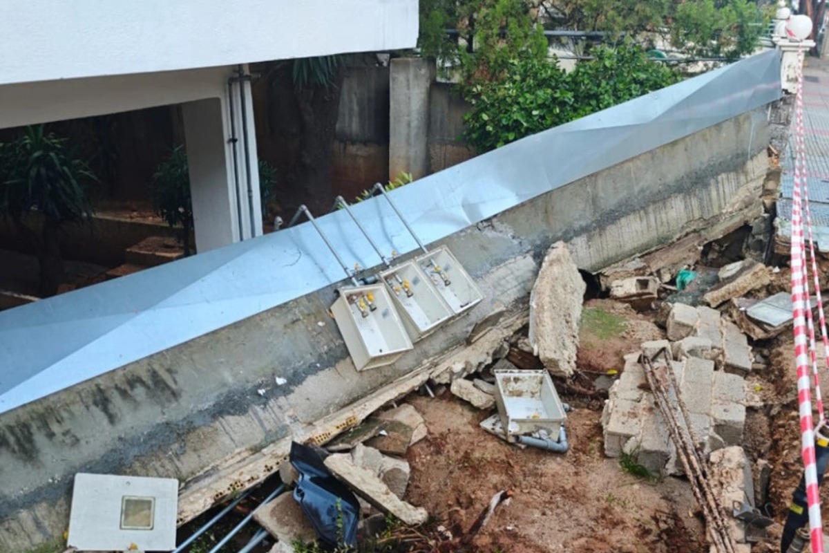 Αλιμος: Κατέρρευσε μάντρα πολυκατοικίας από την έντονη κακοκαιρία, παρασύρθηκαν και αυτοκίνητα