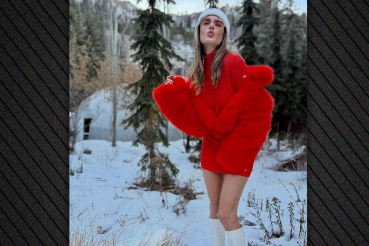 Η Αλεσάντρα Αμπρόσιο ποζάρει με κόκκινη γούνα και μίνι φόρεμα στα χιόνια