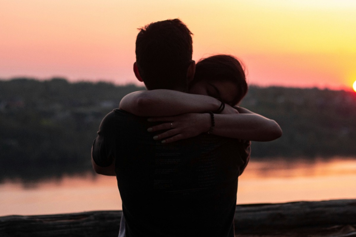 Πόσες αγκαλιές τη μέρα χρειαζόμαστε για να διώξουμε το άγχος