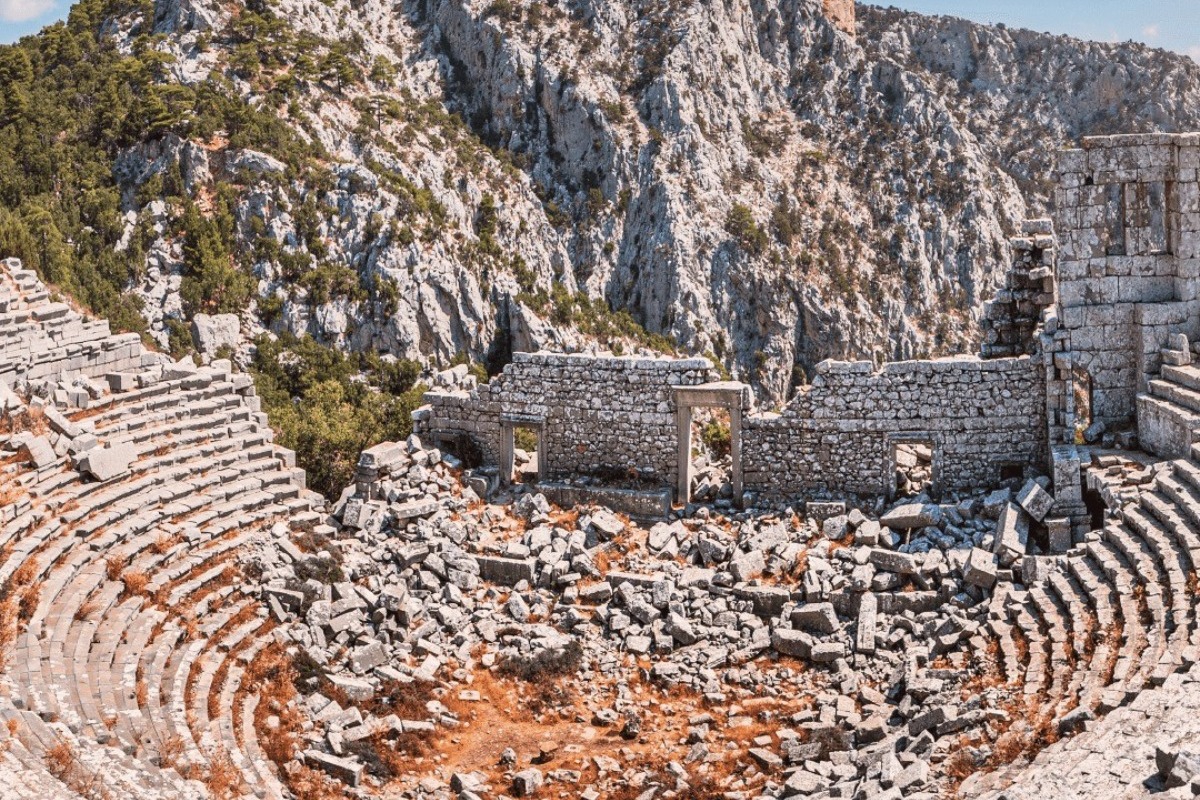Ξεχασμένο θαύμα: Η αρχαία πόλη της Μεσογείου με το θέατρο που κόβει την ανάσα
