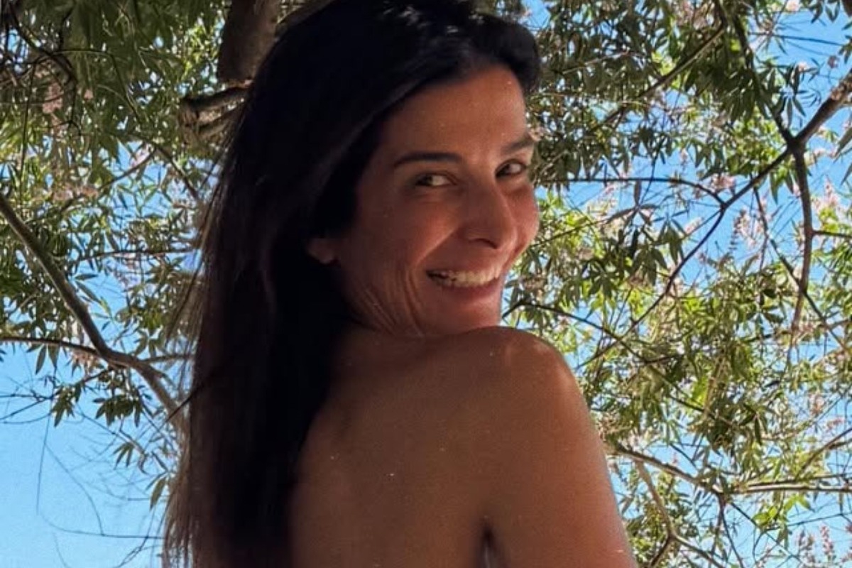 Η Αντιγόνη Κουλουκάκου ποζάρει τόπλες στην παραλία και μοιράζει ... εγκεφαλικά
