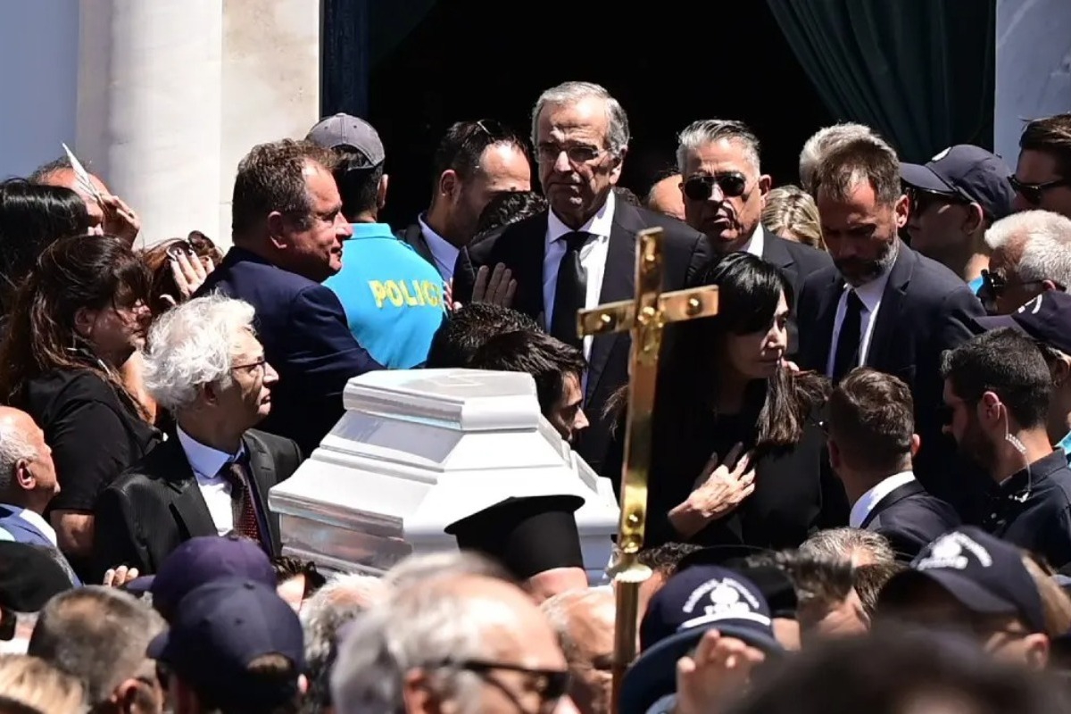 Κηδεία Λένας Σαμαρά – Καταρρακωμένος ο Αντώνης Σαμαράς και η σύζυγός του, Γεωργία: Η λέξη που ψέλλισε