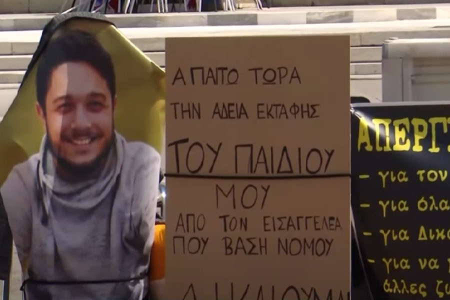 Τέμπη: Πατέρας θύματος σε απεργία πείνας και δίψας έξω από τη Βουλή