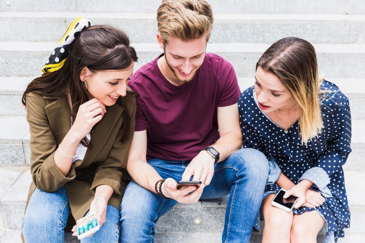 Από που ενημερώνονται και μαθαίνουν οι Millennials και οι Gen Z