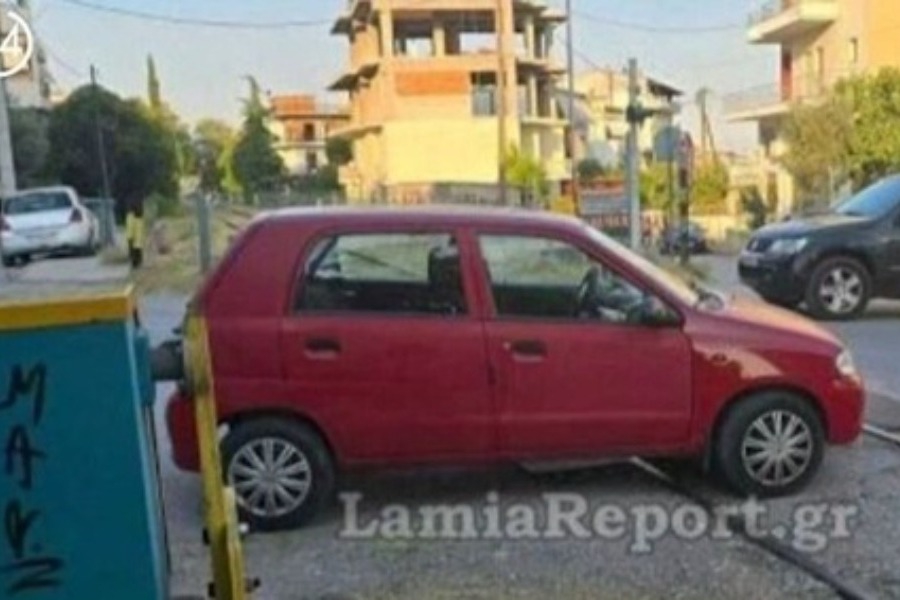 Λαμία: Πάρκαρε πάνω σε γραμμές τρένου για να παίξει τυχερά παιχνίδια