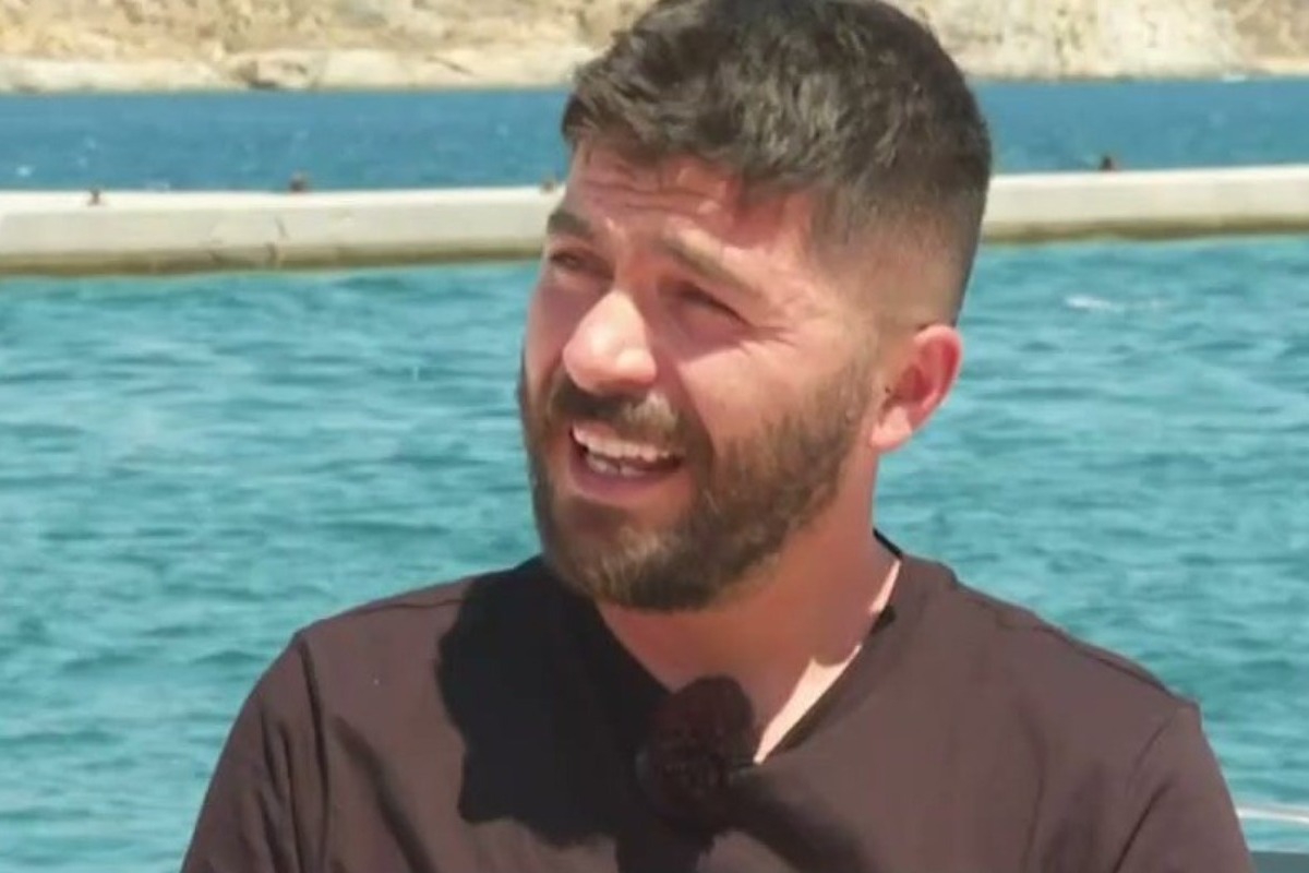 Αρης Τσάπης: Ο Θανάσης από το «Ευτυχισμένοι Μαζί» εξηγεί τον λόγο που δουλεύει ως σερβιτόρος στη Σέριφο