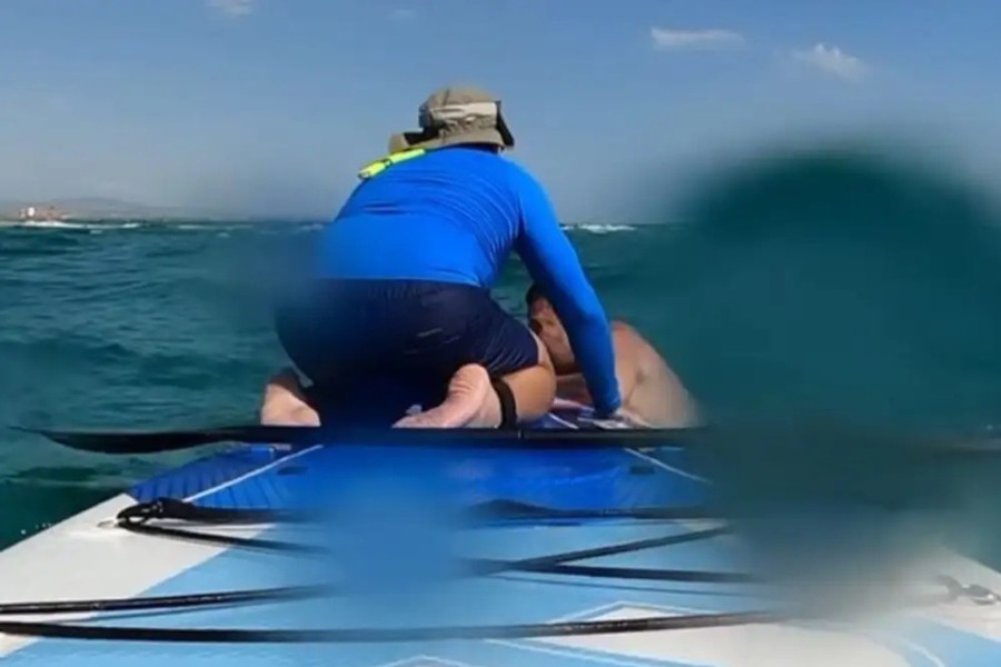 Επανομή: «Ήταν εξαντλημένος, έπινε νερό από τη θάλασσα», λέει ο άνδρας που έσωσε με το SUP πατέρα και παιδιά