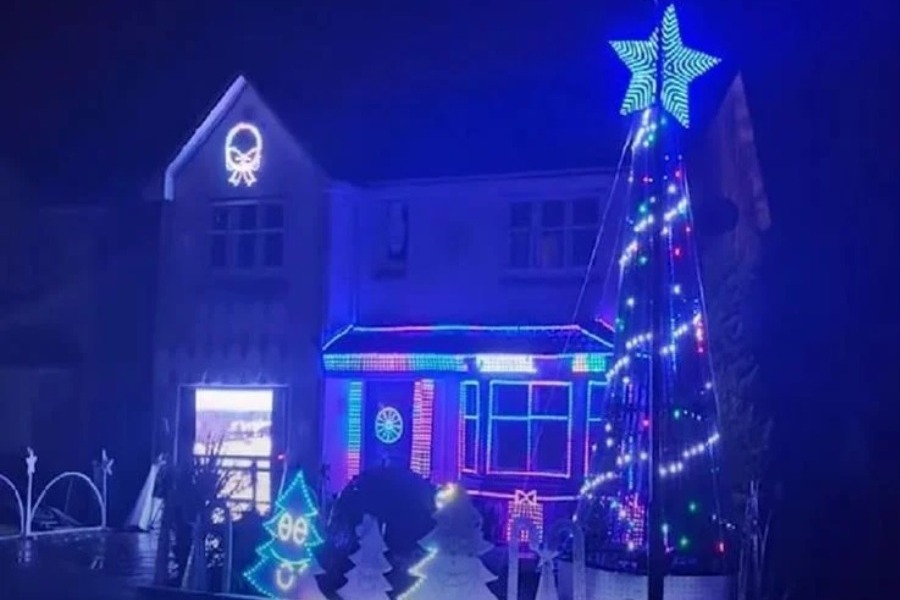 «Ουρές» για το σπίτι ‑ υπερπαραγωγή! Ο στολισμός διήρκησε έναν χρόνο