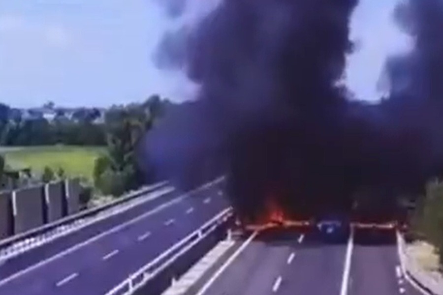 Συγκλονιστικό βίντεο από τη συντριβή αεροσκάφους σε αυτοκινητόδρομο στην Ιταλία ‑ Δύο νεκροί
