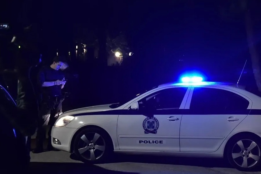 Εξάρχεια: Kατέβηκε να πετάξει τα σκουπίδια και δέχτηκε επίθεση με μαχαίρι από γείτονά της