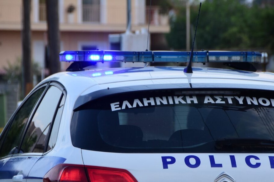 Στα χέρια της αστυνομίας η γυναίκα με το καροτσάκι ‑ Την έψαχναν για το νεκρό κοριτσάκι στο Παλαιό Φάληρο