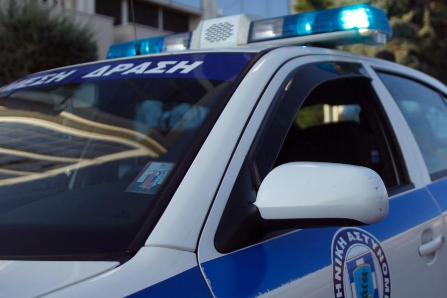 Τον έπιασαν σε καφετέρια με... το πιστόλι στην τσάντα