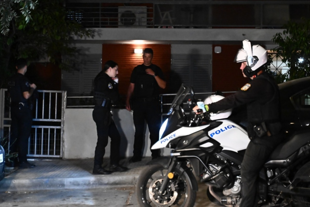 Θρίλερ στο Νέο Κόσμο με το ηλικιωμένο ζευγάρι που βρέθηκε νεκρό με όπλο δίπλα του