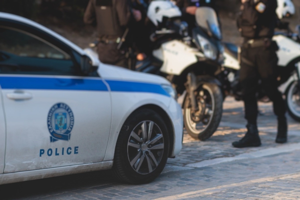Πιστόλι, σπαθί «κατάνα» και ξιφίδια βρέθηκαν στο σπίτι 25χρονης που συνελήφθη στον Ασπρόπυργο