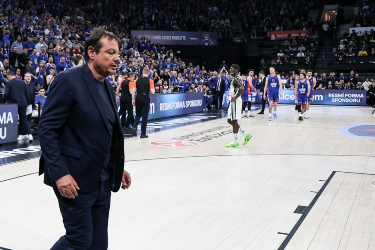 Αταμάν: Το σύνθημα των φίλων της Εφές που τον εξόργισε και οι «ντόπες» στο αεροδρόμιο