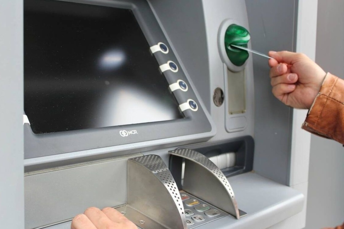 ATM: Το λάθος που κάνουν όλοι και τους «τρώει» την κάρτα ‑ Πώς να το αποφύγετε