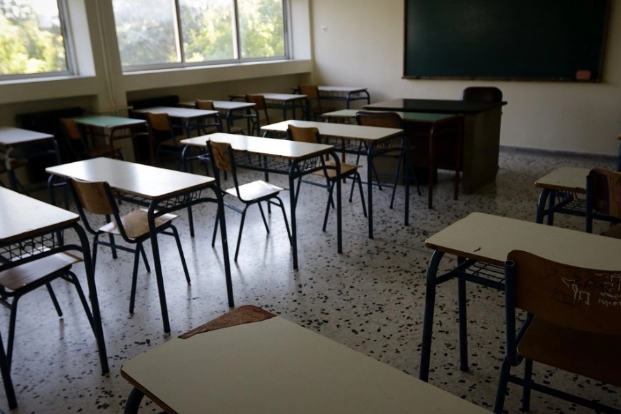 Απίστευτες καταγγελίες για γυμνασιάρχη στην Αχαΐα: Βάζει μαθητές να ζητούν γονατιστοί συγγνώμη όταν προβαίνουν σε ατόπημα