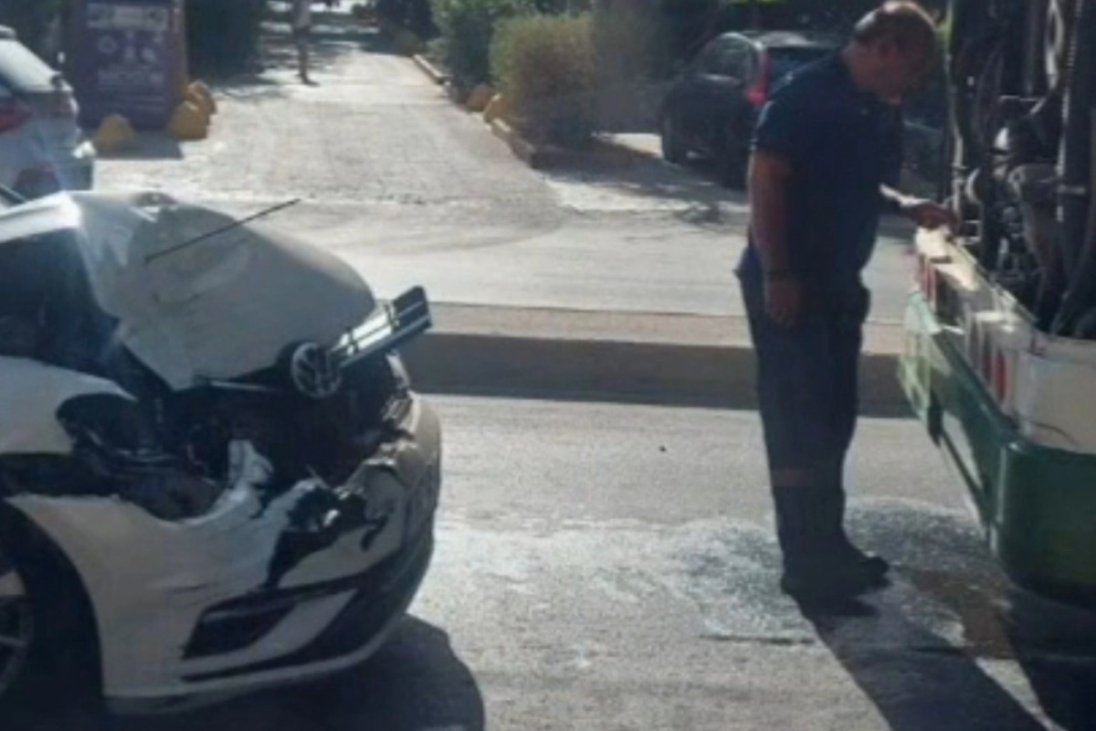 Σύγκρουση λεωφορείου με αυτοκίνητο στη λεωφόρο Αχαρνών ‑ Διακόπηκε η κυκλοφορία λόγω λαδιών στον δρόμο