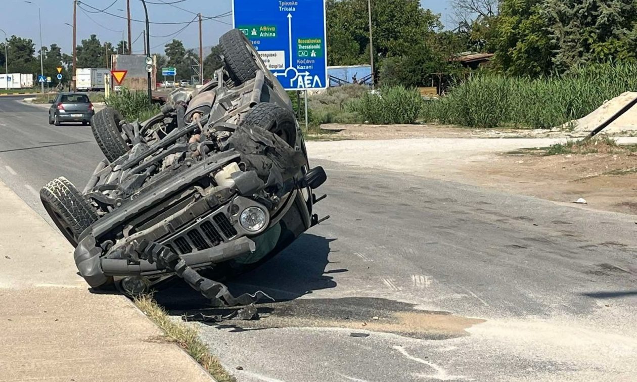 Απίστευτο τροχαίο στη Λάρισα: «Τούμπαρε» αυτοκίνητο αφού προσέκρουσε σε προστατευτικά κιγκλιδώματα