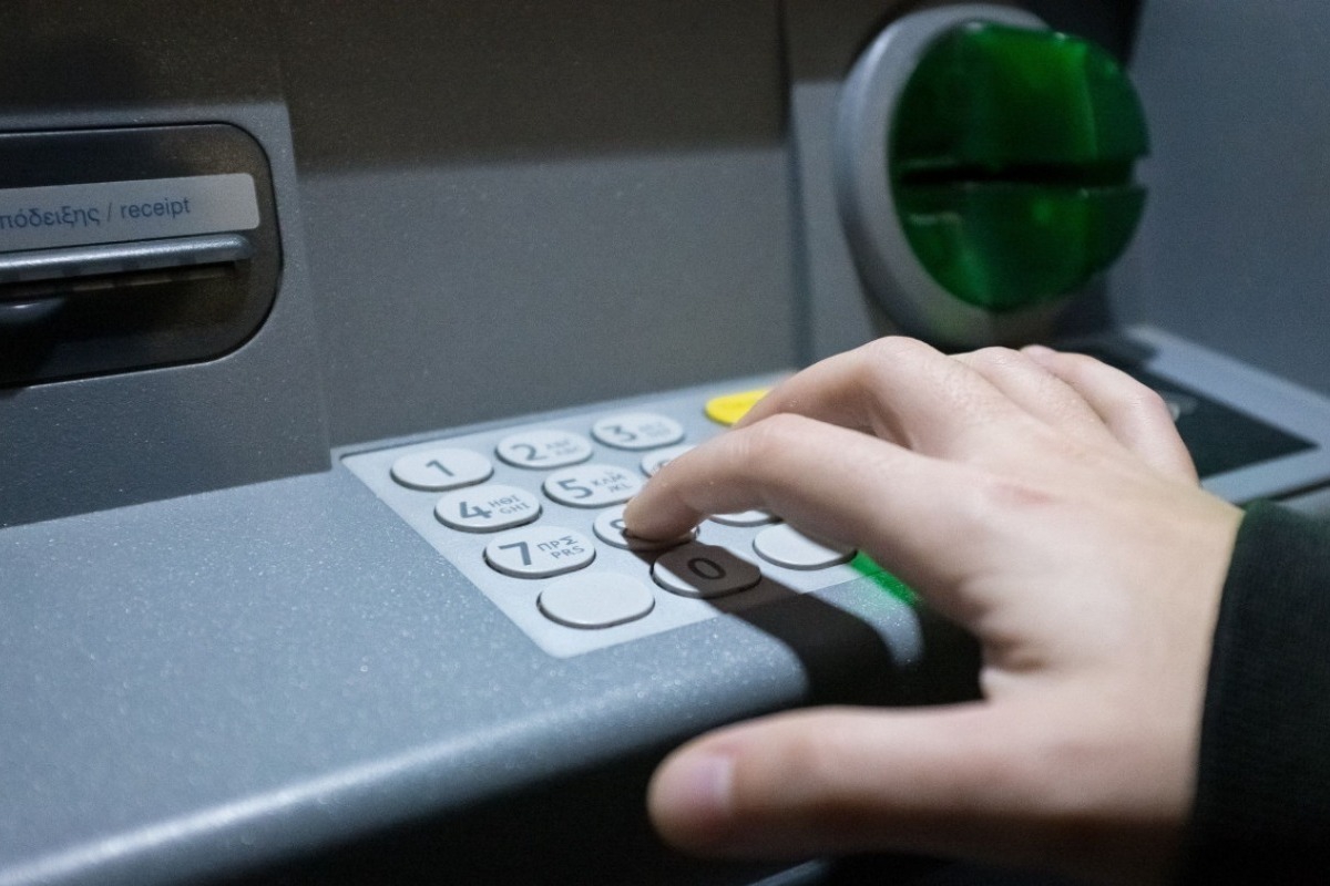 Νέα απάτη στα ΑΤΜ: Πώς μας αδειάζουν τους λογαριασμούς ακόμα και χωρίς κάρτα