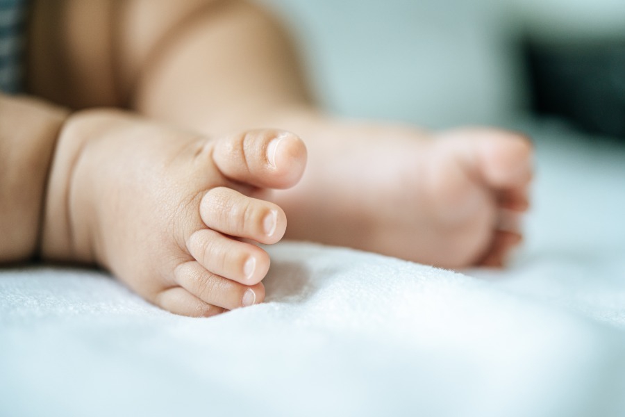Νεκρό μωρό στην Πάρο: Δίωξη σε βάρος των γονιών ‑ «Ήταν τουλάχιστον 4 ώρες στον ήλιο»