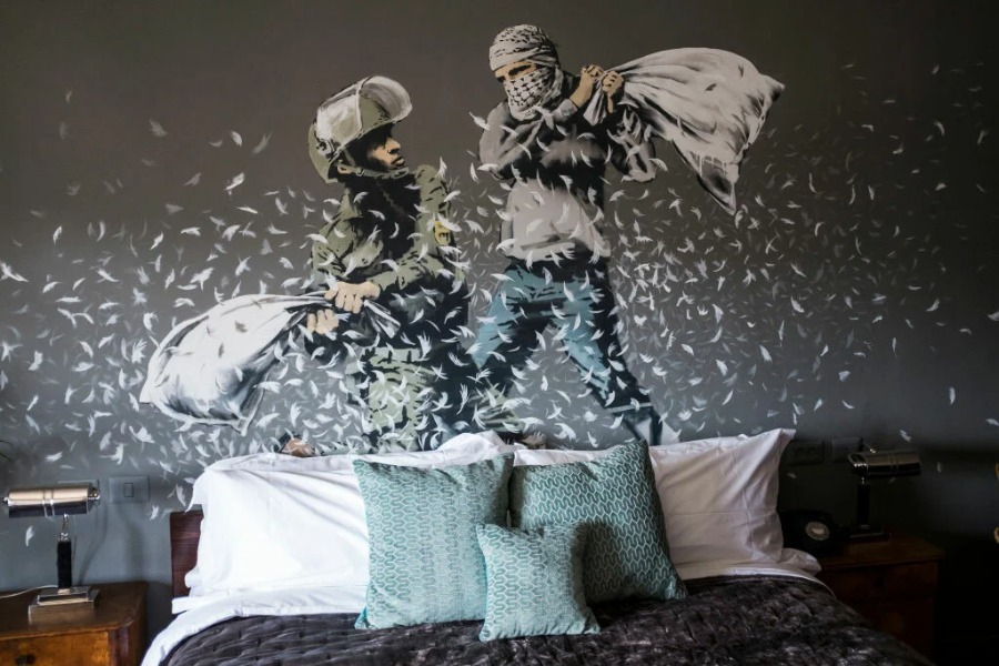 Walled Off Hotel: Το ξενοδοχείο του Banksy στη Βηθλεέμ επαναλειτουργεί με μήνυμα ειρήνης