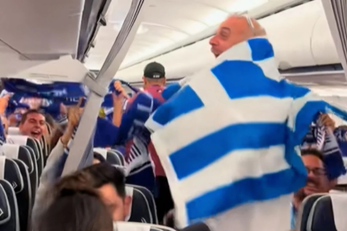 Έφυγαν για Λετονία οι Έλληνες φίλαθλοι για να βρεθούν στο πλευρό της Εθνικής ‑ Συνθήματα και μέσα στο αεροπλάνο